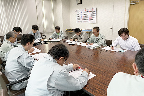 写真：社内技術勉強会のイメージ